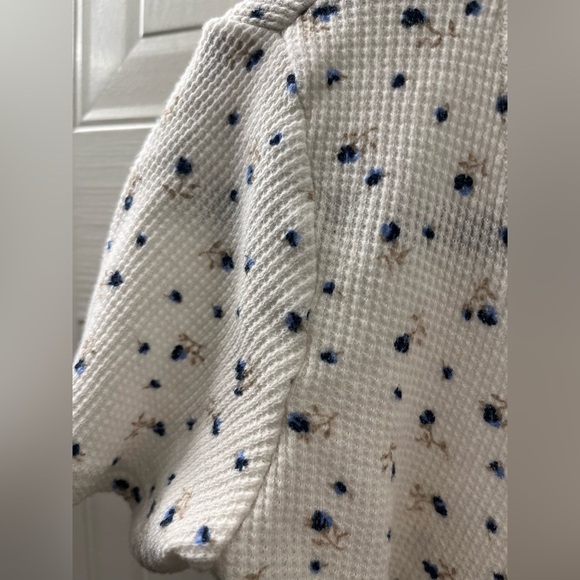 Brandy Melville Floral wrap top - Picture 7 of 10